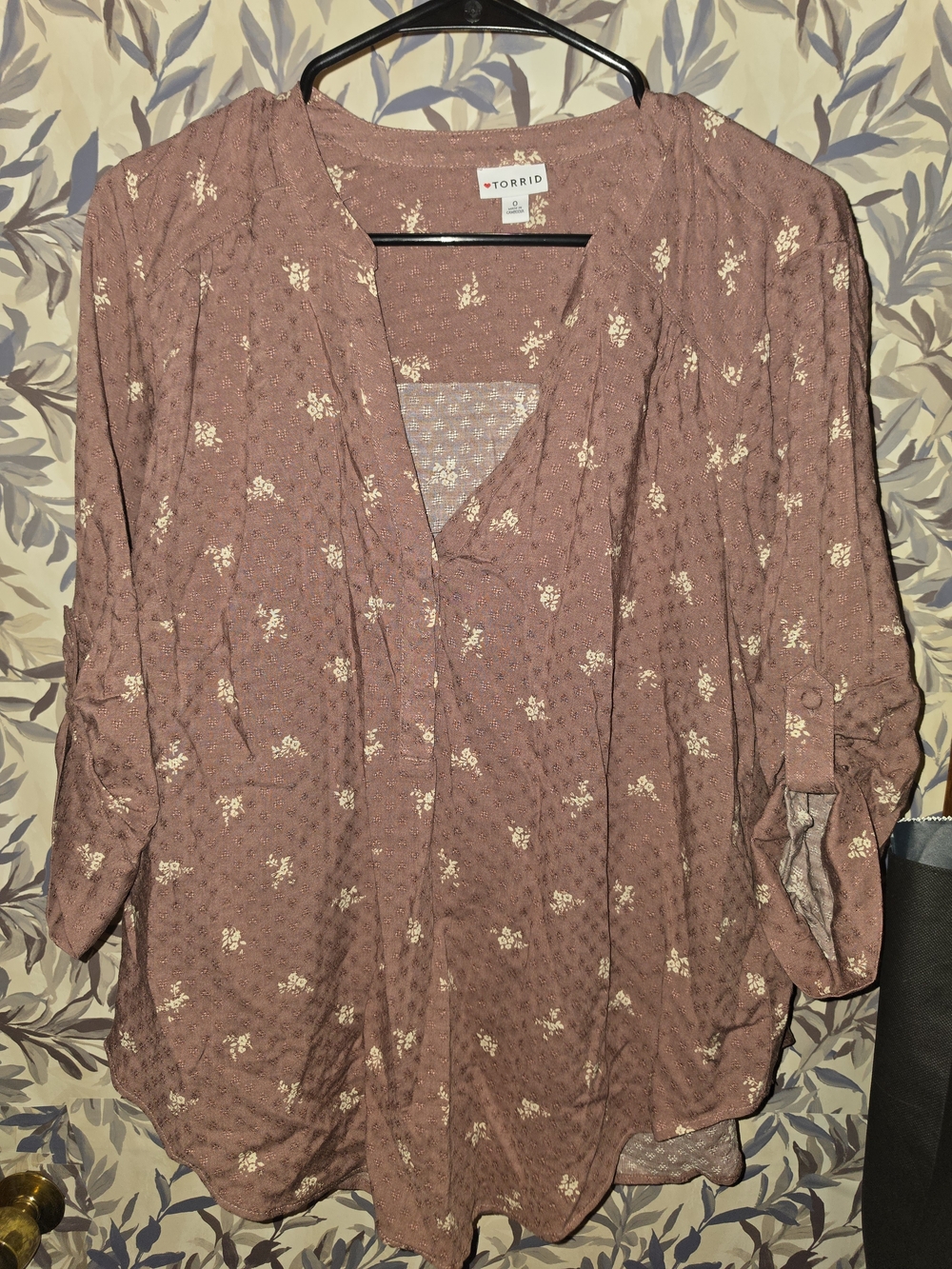 torrid dusty mauve floral split V tunic